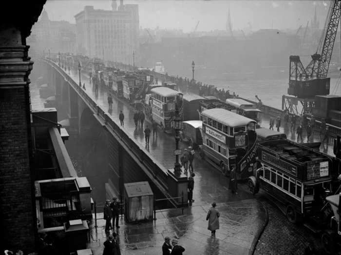 There were even traffic jams on the bridges that stretched across the River Thames back in 1920.