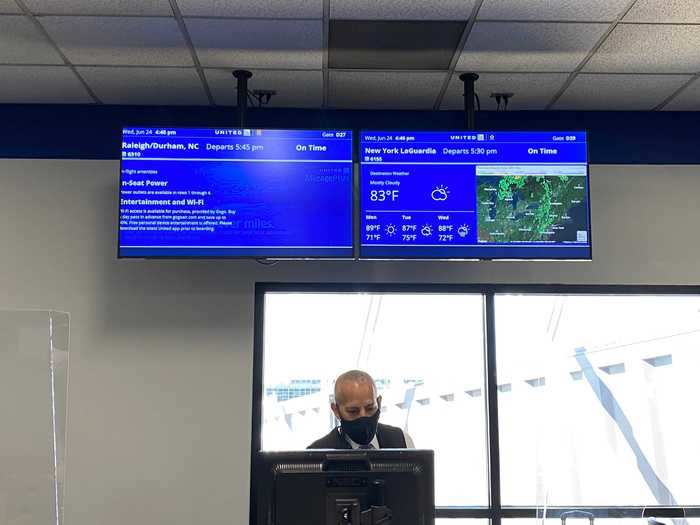 The gates also featured plexiglass partitions, like in Orlando, though there was quite a big opening at our gate where the main gate agent workstation was.