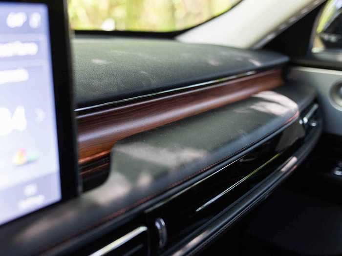 The dashboard has a very horizontal-oriented design and pretty wood trim.