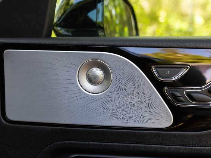 The door speakers feature an attractive design.