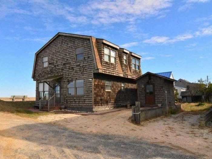 Beachfront home with bay views in Milton, Delaware, $350