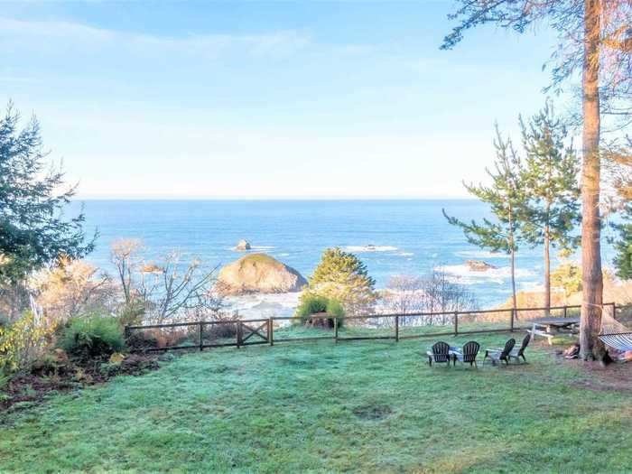 Cozy ocean view cabin in Trinidad, California, $234