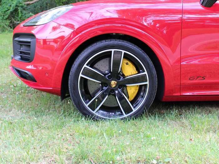 The 22-inch "Sport Classic" wheels, in glossy black and brushed alloy tones, evoke an iconic Porsche design, familiar to fans of the cars from the 1980s.