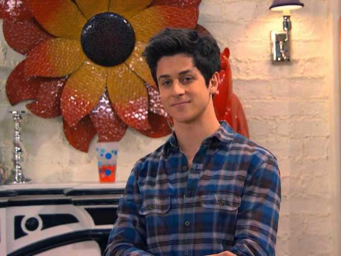 The oldest Russo child, Justin, was played by David Henrie.