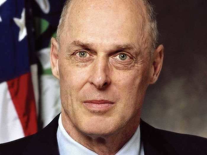 Henry Paulson finished his MBA in 1970, and joined Goldman Sachs in 1974, working his way up to CEO. In 2006, he left the bank to serve as the US Treasury Secretary until 2009.