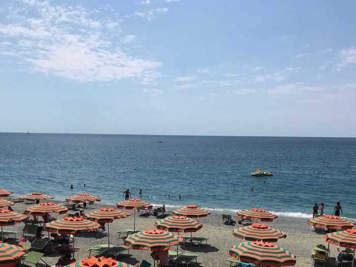 On the private beach clubs (where you can rent a sunbed and an umbrella for €15 per person), at least one sunbed was left empty between each group.