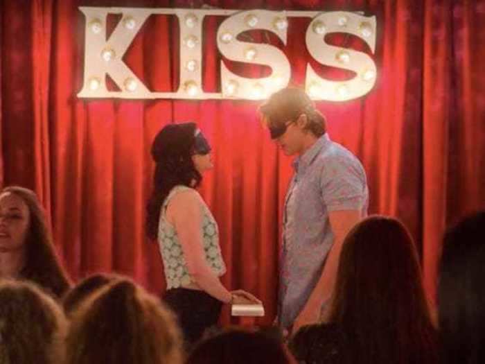 After breaking up, Lee and Rachel are tricked into kissing each other while blindfolded.