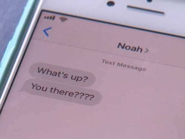 Noah is bothered by Elle not answering his texts, even though he surely knows that she