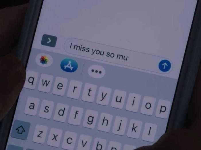 To avoid seeming clingy, Elle decides not to text Noah saying she misses him.