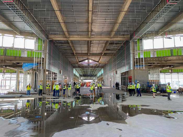 Hammerhead areas also typically feature additional shops and eateries for passengers thanks to the large amount of open space.