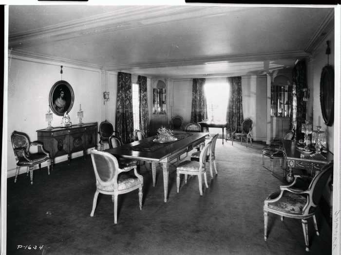 In the formal dining room, Pickford would entertain famous guests.