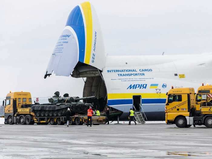 Here it is preparing to load a tank via the nose door.