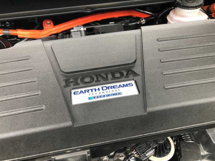 Hybrid Synergy Drive vs. Earth Dreams Technology! The CR-V drivetrain uses a 2.0-liter, four-cylinder engine, making 212 horsepower with 175 pound-feet of torque. Combined city/highway MPG of 38 beats my RAV4