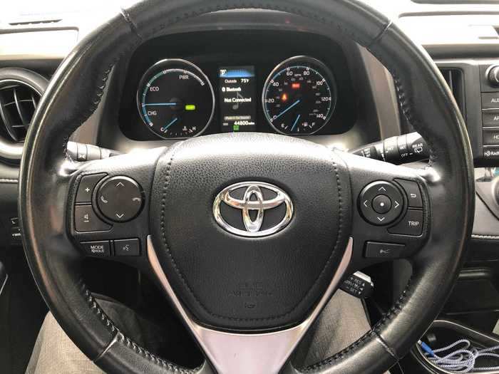 No complaints about the leather-wrapped, multifunction steering wheel.