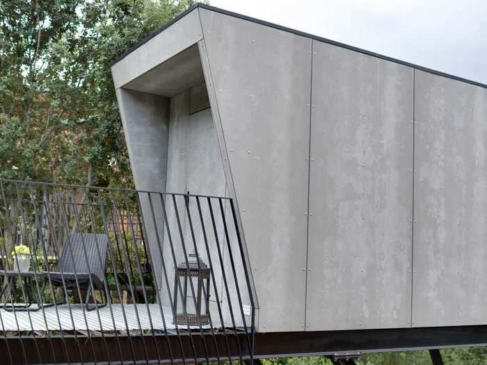 … and accompanies an exterior made of either cement and wood composite panels or natural wood cladding.