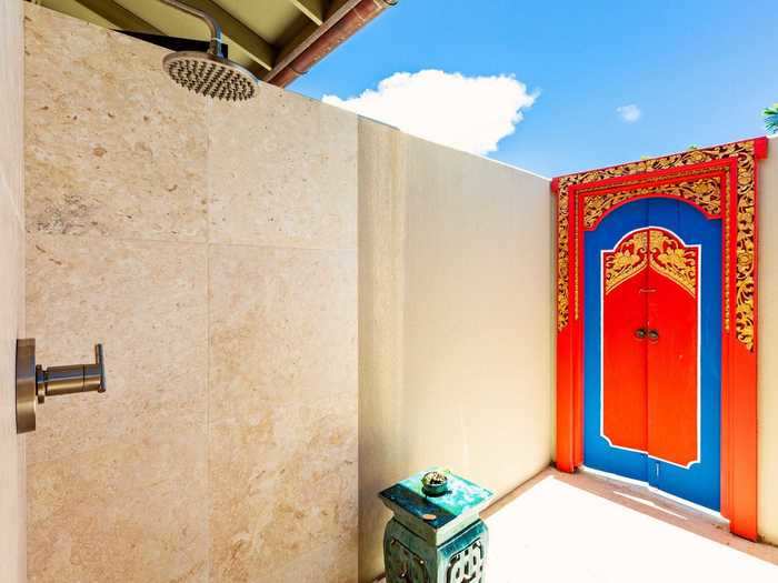 Linda Stobart told Bloomberg that their family used to live Southeast Asia, "so our house reflects that aesthetic." The beauty of the showers is that one can "bathe underneath the stars," she added.