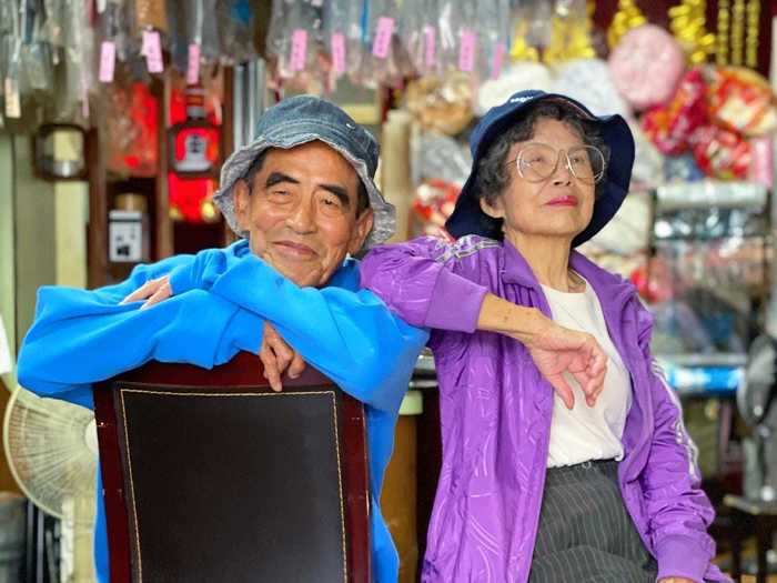 Wan-Ji Chang, 83, and Sho-Er Hsu, 84, are serving up fashion inspiration using clothes people have left behind at their laundromat.