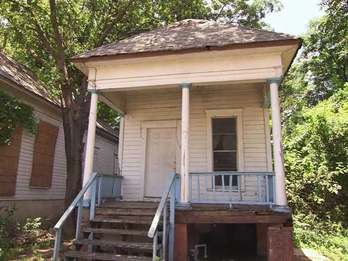 Cameron and Jessica Bell appeared in a season three episode when they bought the infamous "Shotgun House."