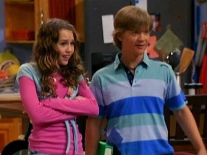 Despite playing siblings who were close in age on "Hannah Montana," Miley Cyrus and Jason Earles are actually 15 years apart.