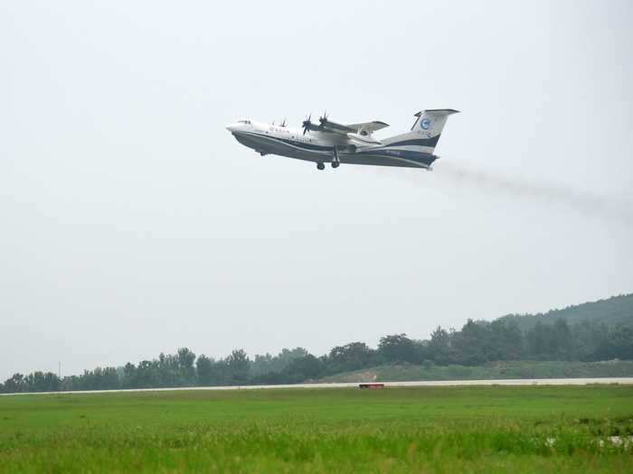 A key feature is its retractable landing gear, allowing the Kunlong to land and depart on conventional runways in addition to water.