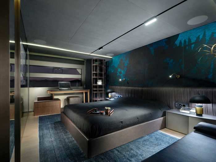 The master suite spans the full width of the yacht ...