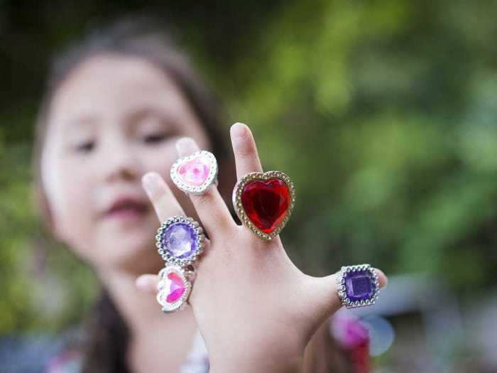 A woman gifted her daughter a brooch that turned out to be a bona fide royal gem.