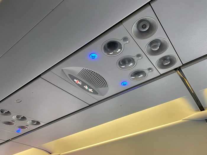 Above my row was the standard air vent and personal reading lamp setup, with the former being quite strong.