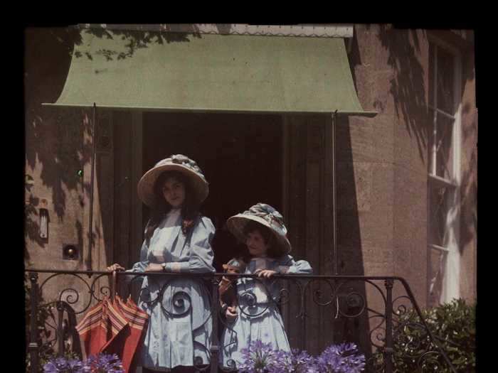 She photographed her daughters wearing sun hats on the balcony.