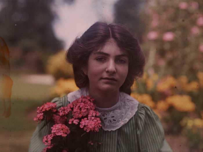 Etheldreda Janet Laing studied art in Cambridge and became an amateur photographer, often using her daughters as her subjects.