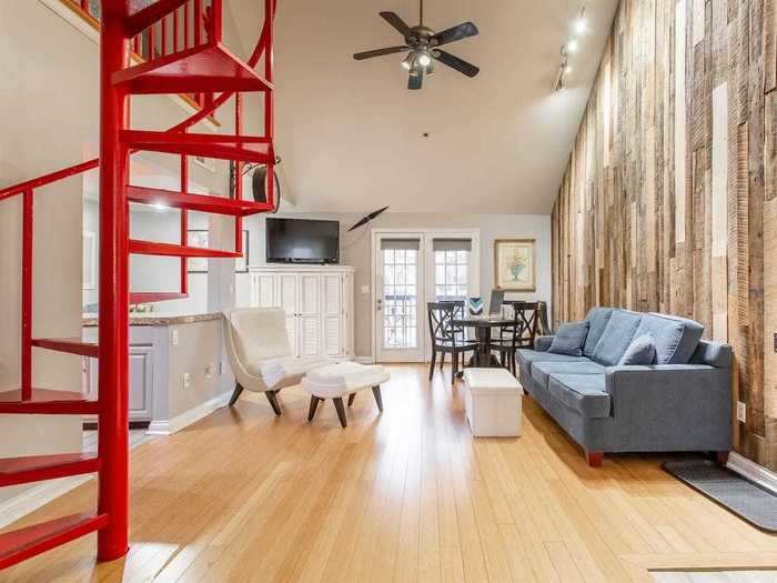 Rutledge Hill: Trendy loft, $199