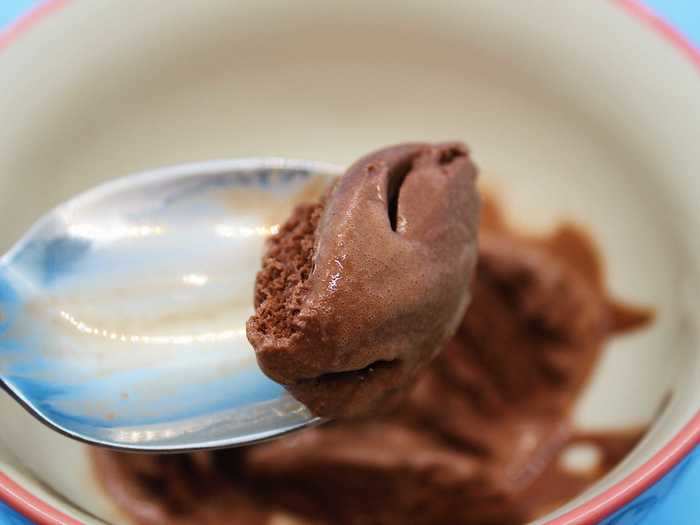 Use regular silverware to eat ice cream, not spoons made with wood or cornstarch.