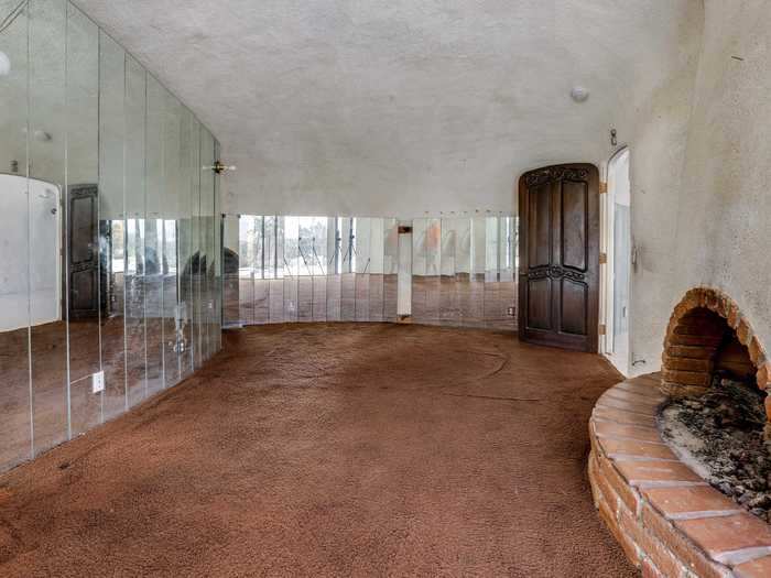 Walking through the house, he found brown shag rugs and walls lined with mirrors.
