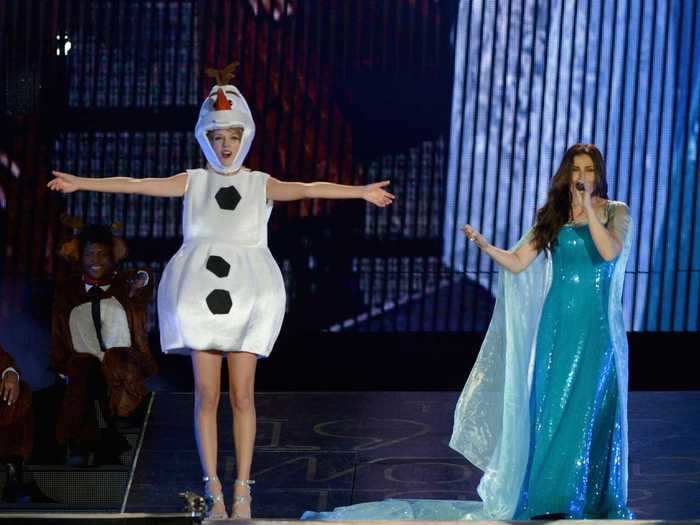 Taylor Swift and Idina Menzel embraced popular "Frozen" characters during a concert in 2015.