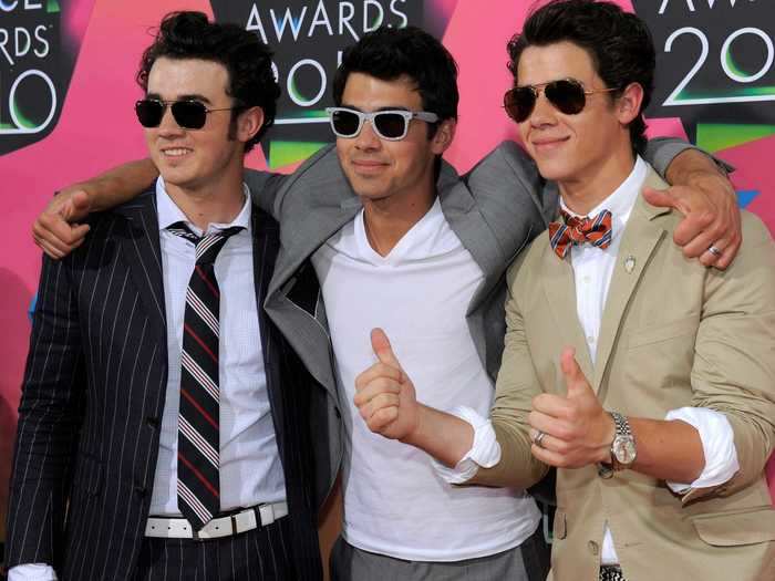 At the 23rd KCAs in March 2010, Kevin wore a striped outfit and Nick paired a multicolored bow tie with a tan jacket.