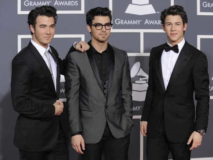 Joe wore thick-framed glasses at the 2010 Grammys.