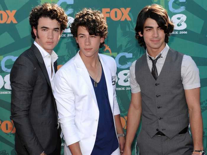 At the Teen Choice Awards in 2008, Nick wore a white outfit and a dark blue V-neck shirt underneath.