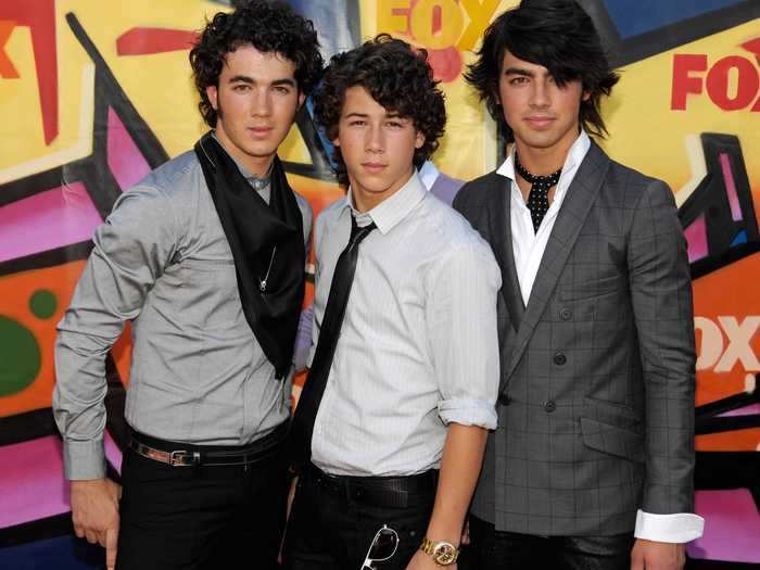 The brothers matched with black, grey, and white hues at the 2007 Teen Choice Awards.