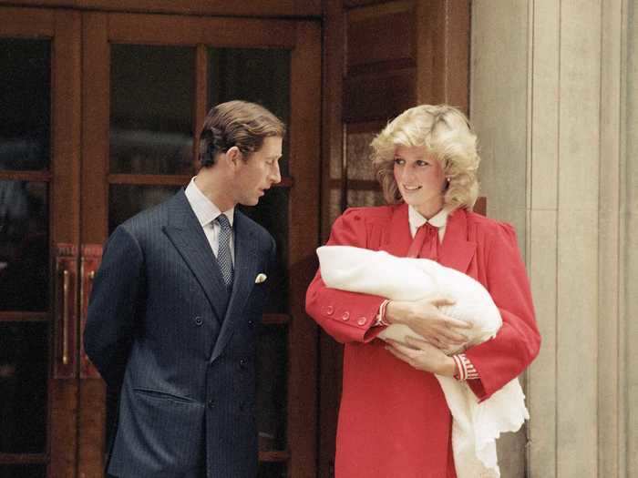 It echoes the dress that Princess Diana wore in 1984 after she gave birth to Prince Harry.