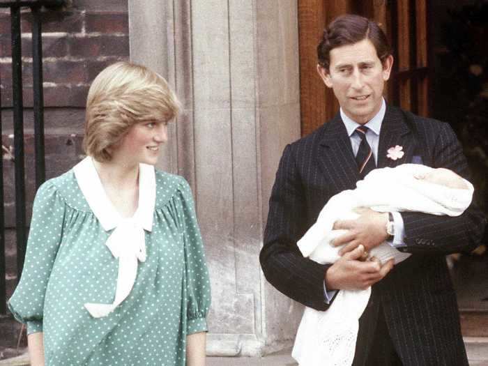 Her outfit resembled the green polka-dot dress that Princess Diana wore when leaving the hospital with Prince William.