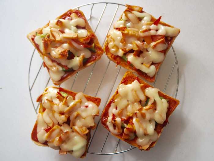 On the other hand, bread "pizza" can get soggy easily.