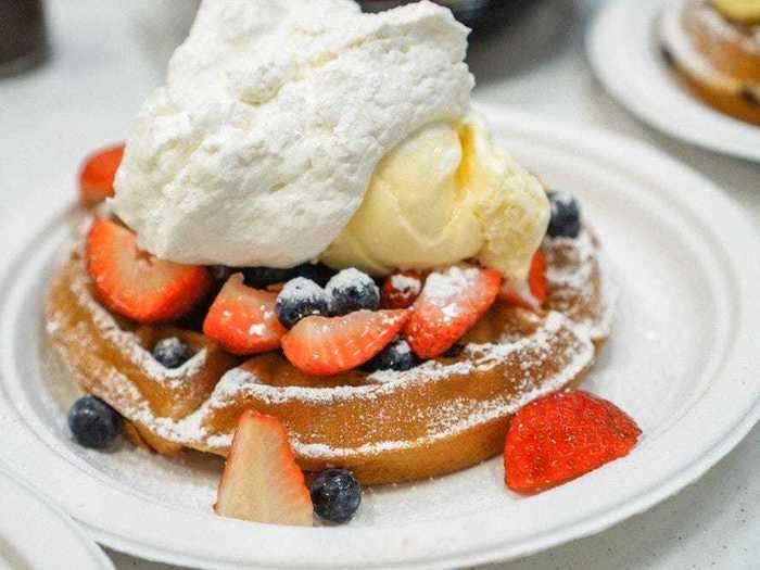 HAWAII: Waffle and Berry in Honolulu