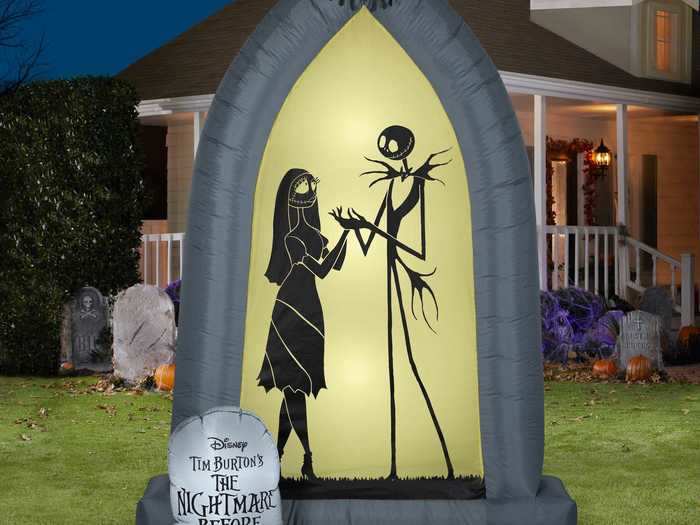 Fans of Jack and Sally can get an archway that features their silhouettes.