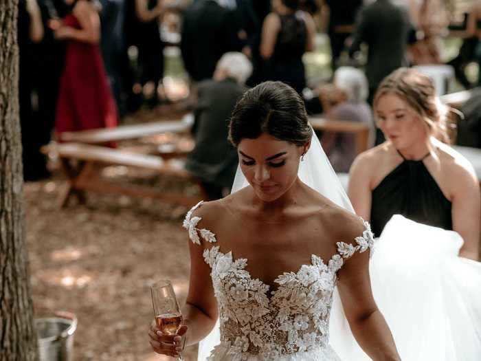 She wore a long veil to the ceremony.