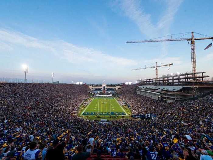 Los Angeles Memorial Coliseum has a capacity of 78,467 people.