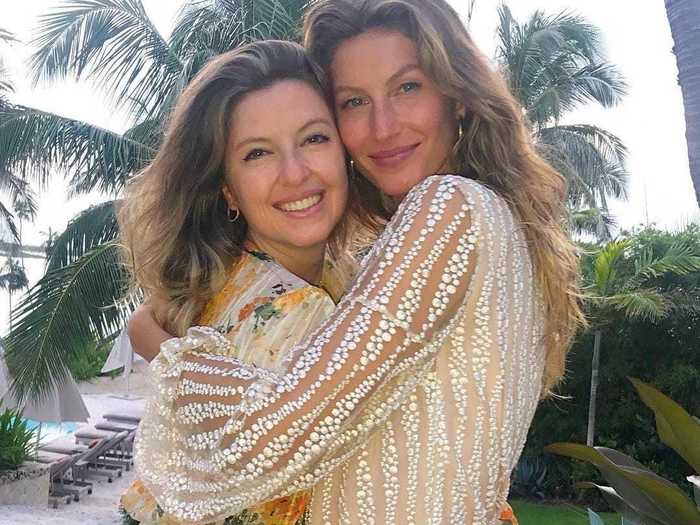 Supermodel Gisele Bündchen has a fraternal twin named Patrícia Bündchen.