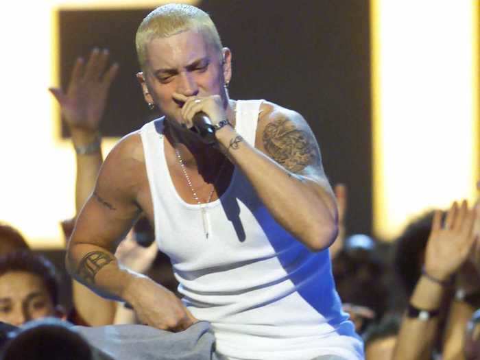 14. Eminem showed up to the 2000 VMAs with a bunch of look-alikes.