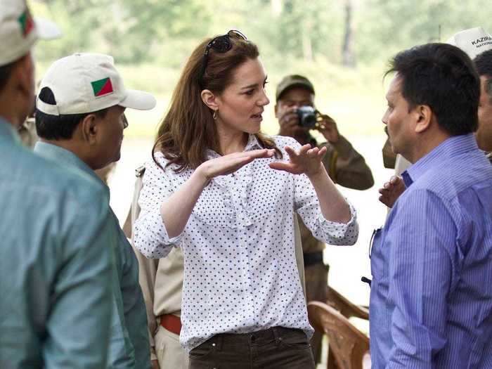 On the same April 2016 tour, she wore a pair of Zara skinny jeans with textured details while meeting with rangers at at Kaziranga National Park.