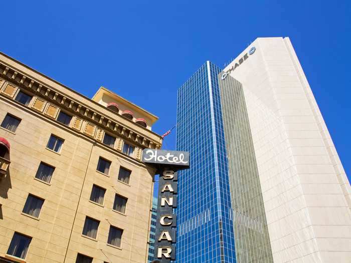 32. The Chase Tower in Phoenix, Arizona, is 483 feet tall.