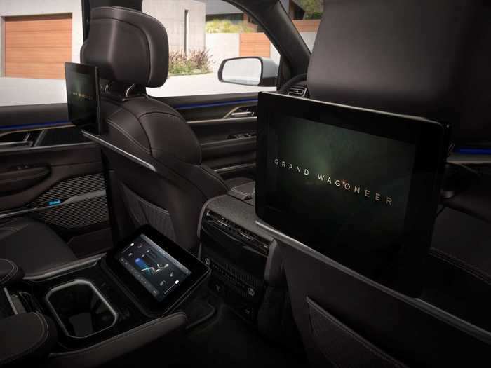 The second row has a 10.1-inch center screen and two 10.1-inch individual screens.