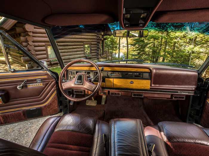 As a quick comparison, this is the 1991 Grand Wagoneer with nary a screen in sight.